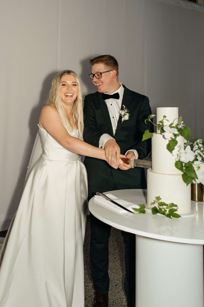 Auckland wedding cutting of the cake