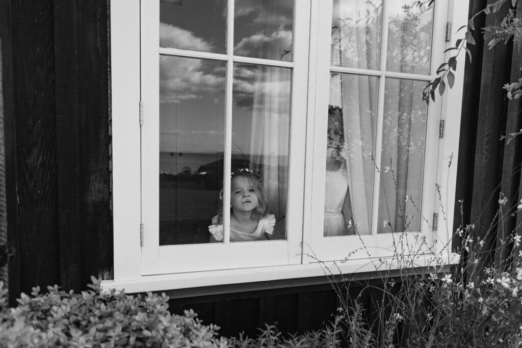 Little girls looking through the windows of Mudbrick Lodge