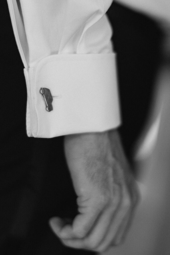 Groom getting ready at Mudbrick Lodge on Waiheke Island before wedding ceremony – wedding at Mudbrick