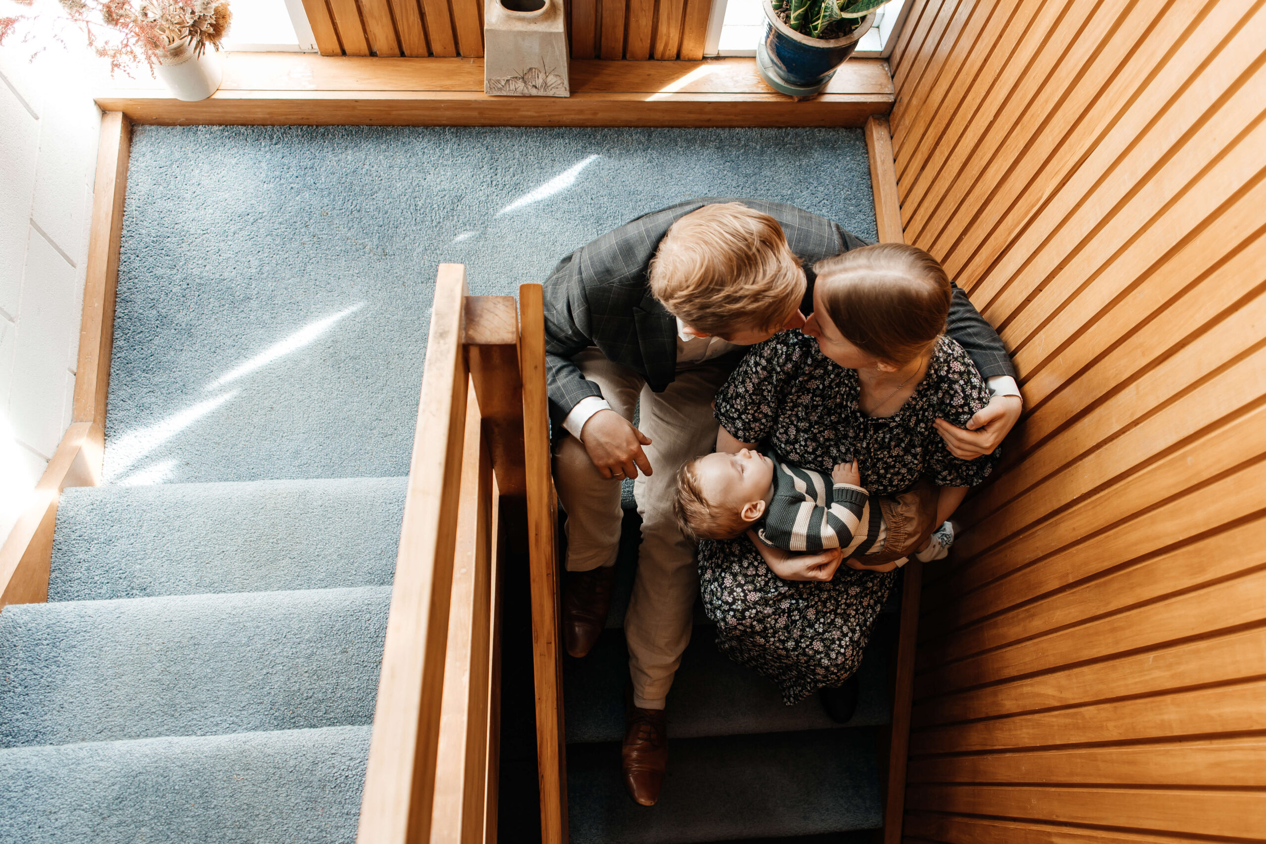 Relaxed family portrait at home – Auckland family photos